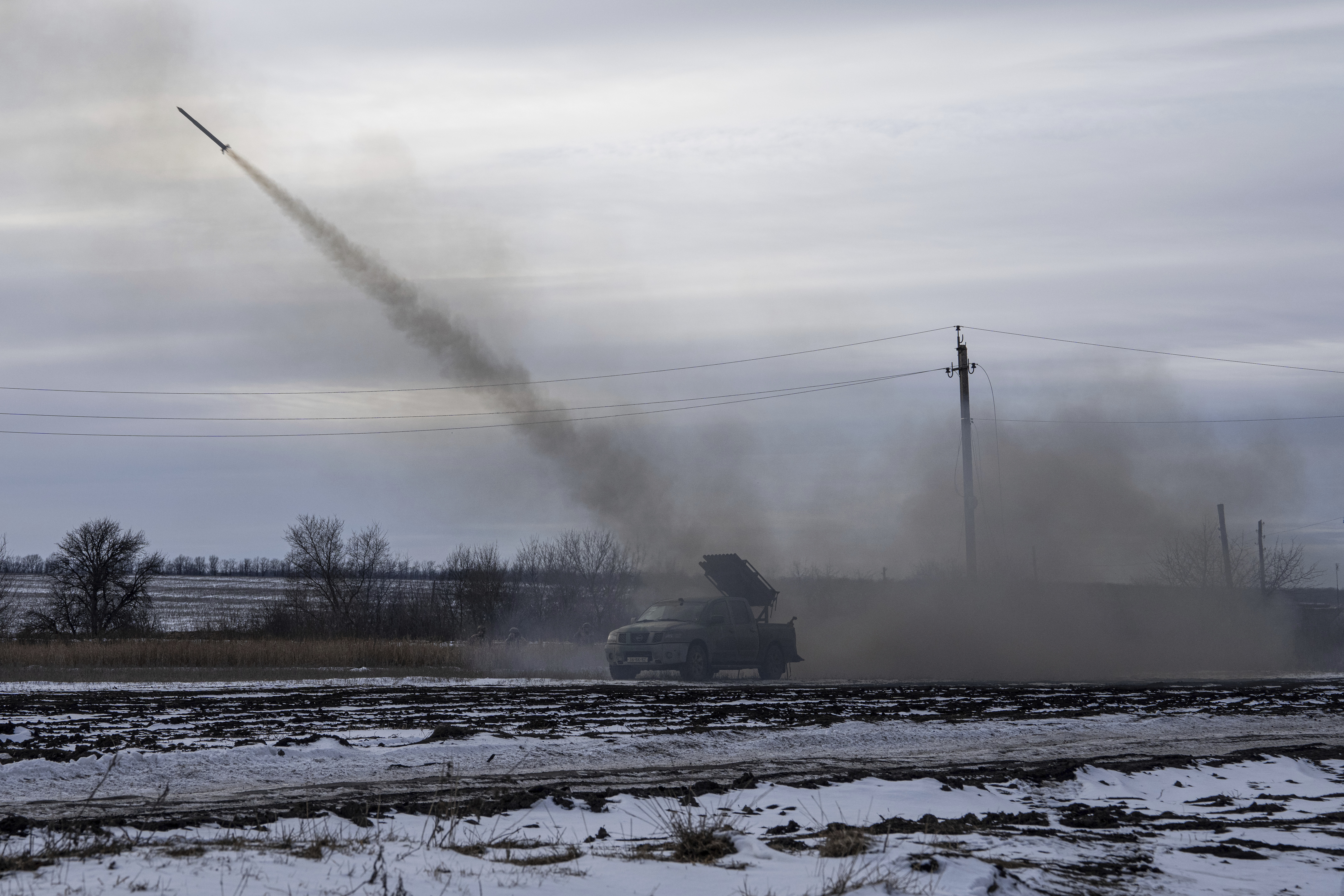 Militares ucranianos disparan misiles hacia posiciones rusas en la línea del frente en la región de Donetsk, al este de Ucrania.