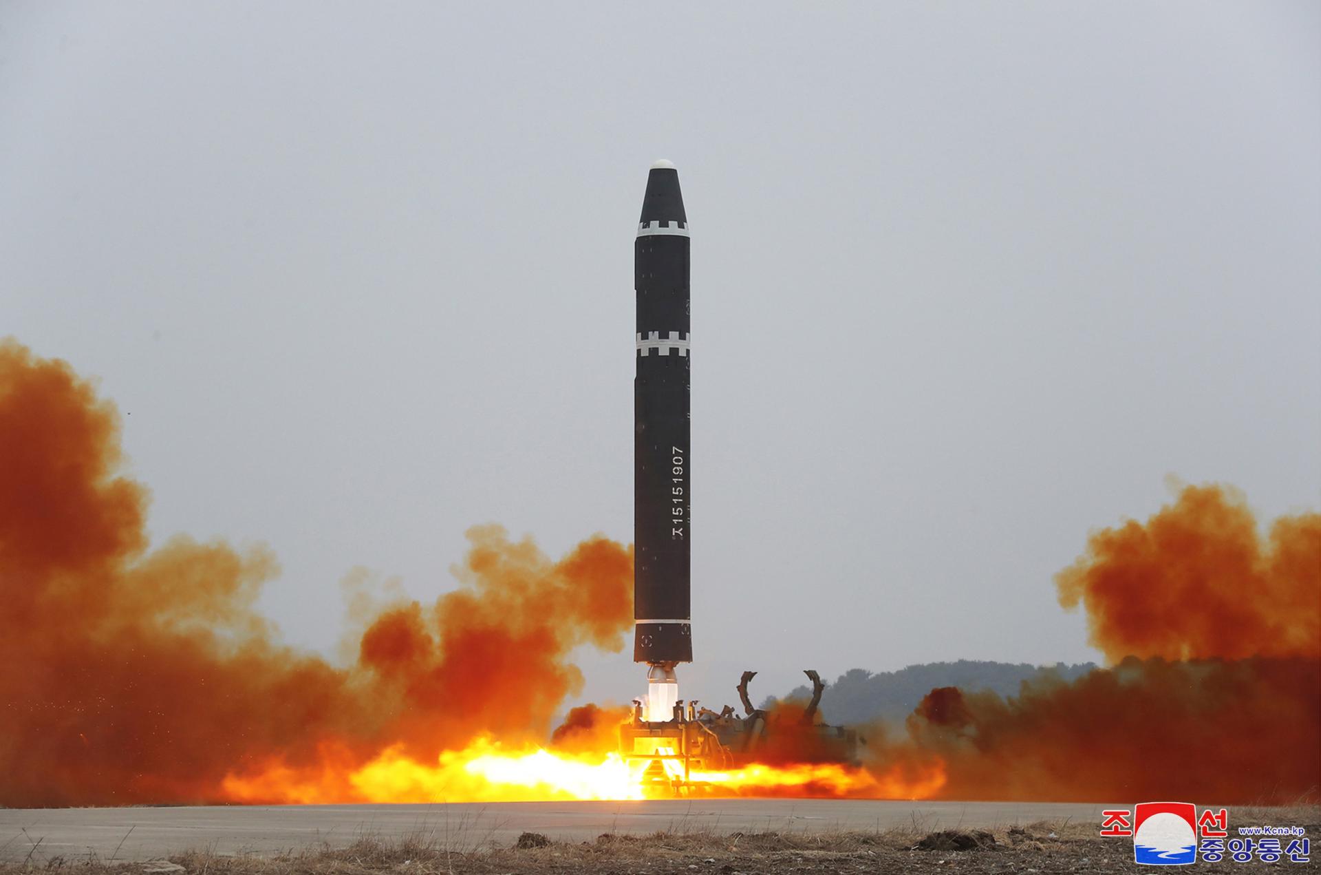 Fotografía publicada por la Agencia Central de Noticias de Corea del Norte (KCNA) del lanzamiento de un misil balístico intercontinental (ICBM) Hwasong-15 en el Aeropuerto Internacional de Pyongyang el pasado 18 de febrero.