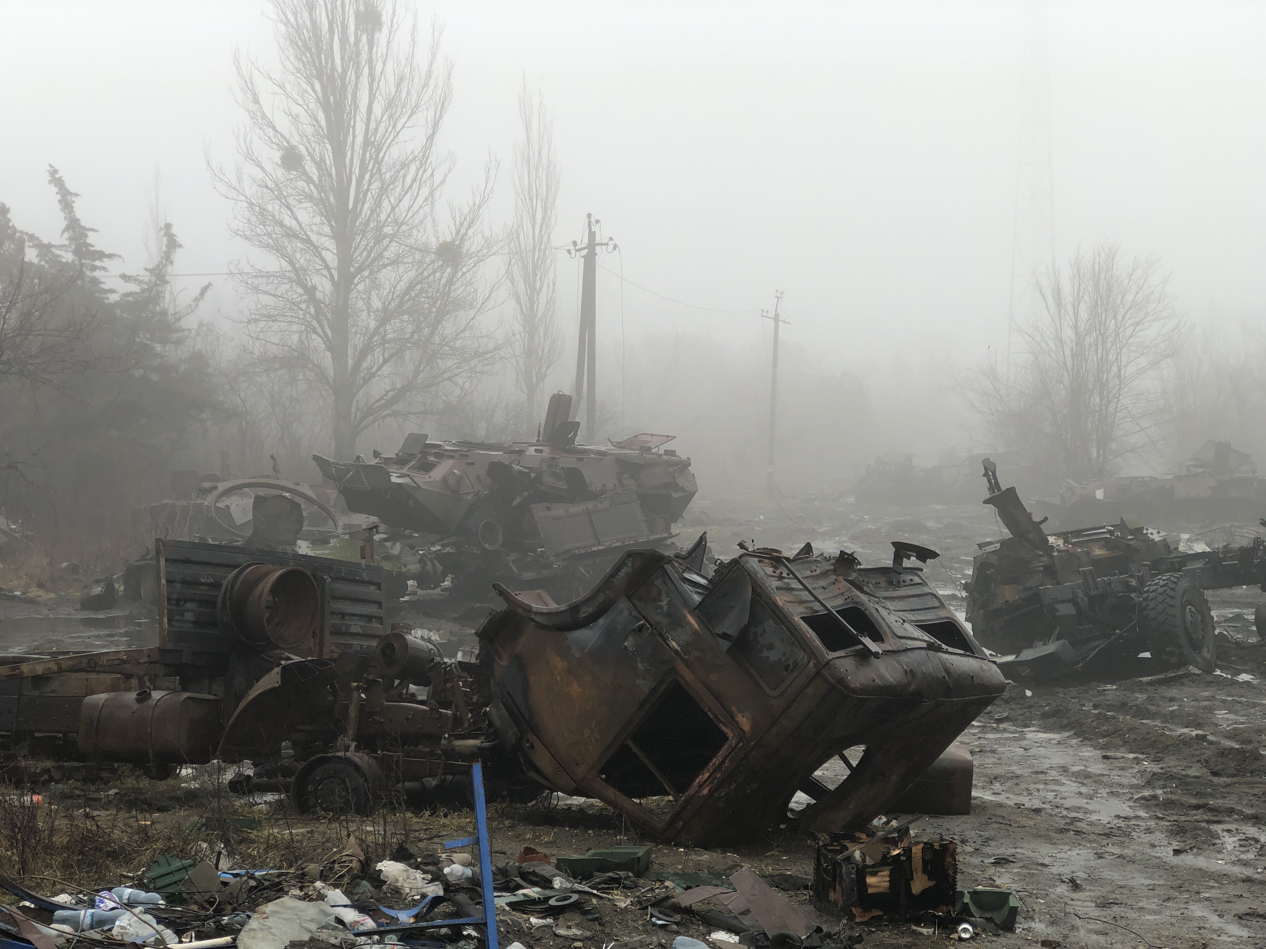 Blindados rusos destruidos en la carretera entre Izium y Kramastrok