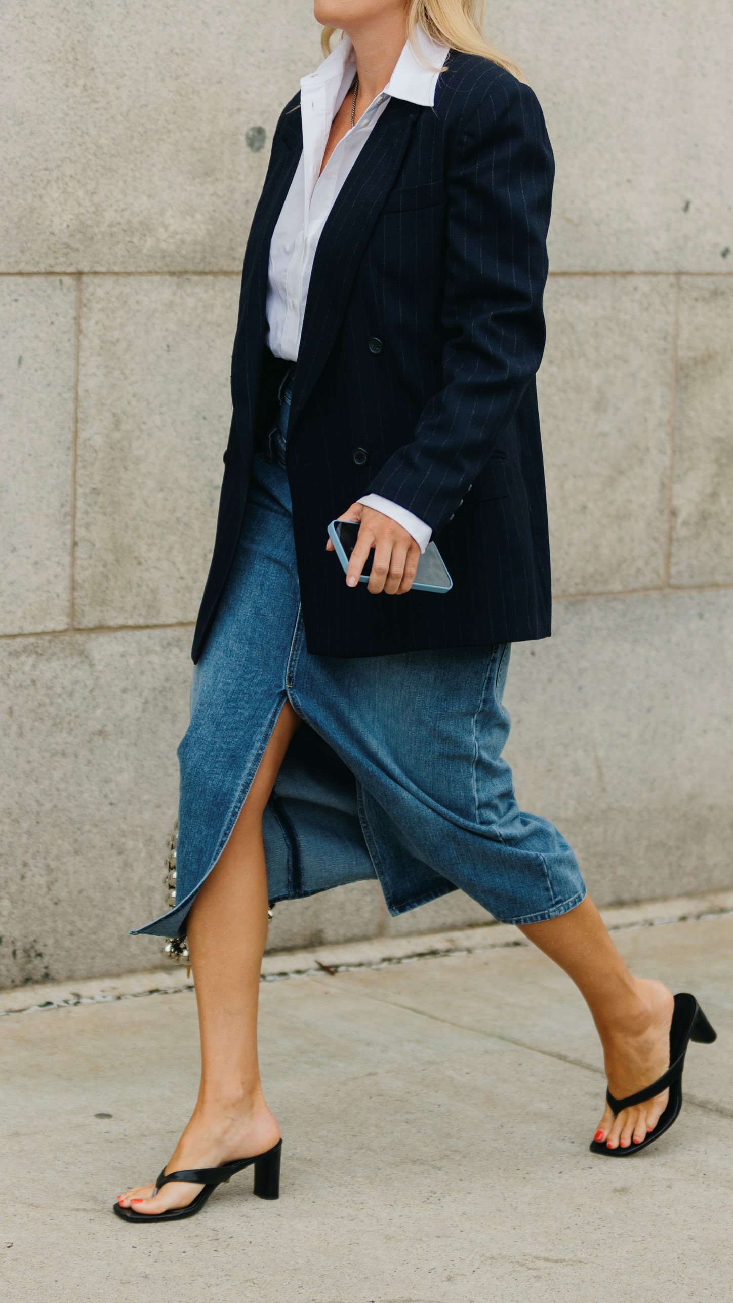 An insider with a blazer and denim skirt in the 'street-style'.