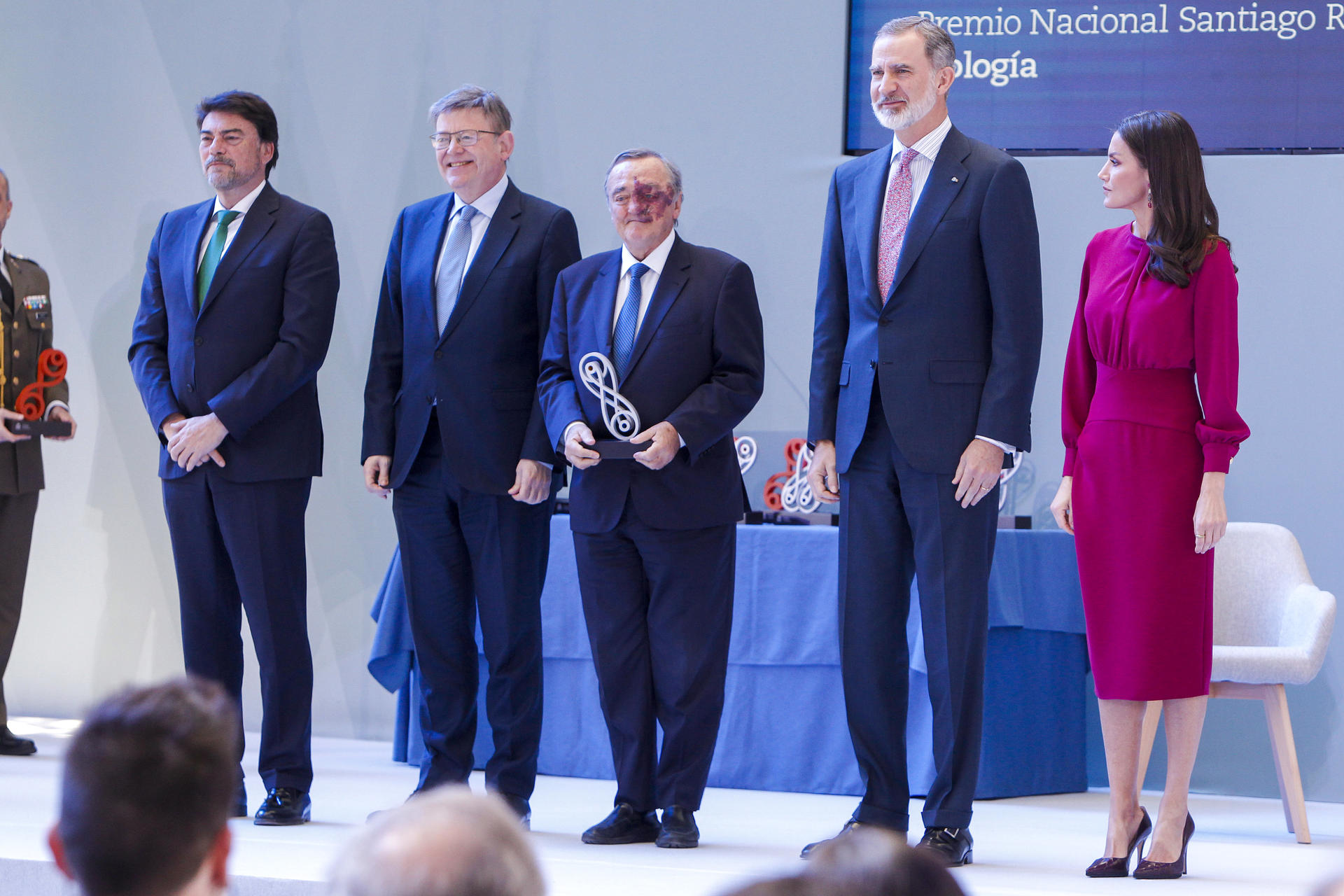 Kings Felipe VI and Letizia, President Ximo Puig (2nd i) and the Mayor of Alicante, Luis Barcala (i) pose with Mariano Barbacid (c), senior prize in the area of ​​biology and director of the Experimental Oncology Group of the National Center for Oncological Research (CNIO), today at Casa Mediterráneo, where the National Research Awards have been presented