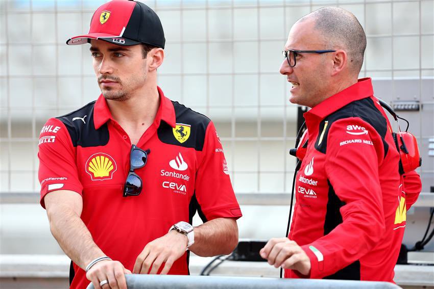 Charles Leclerc chats with David Sánchez.