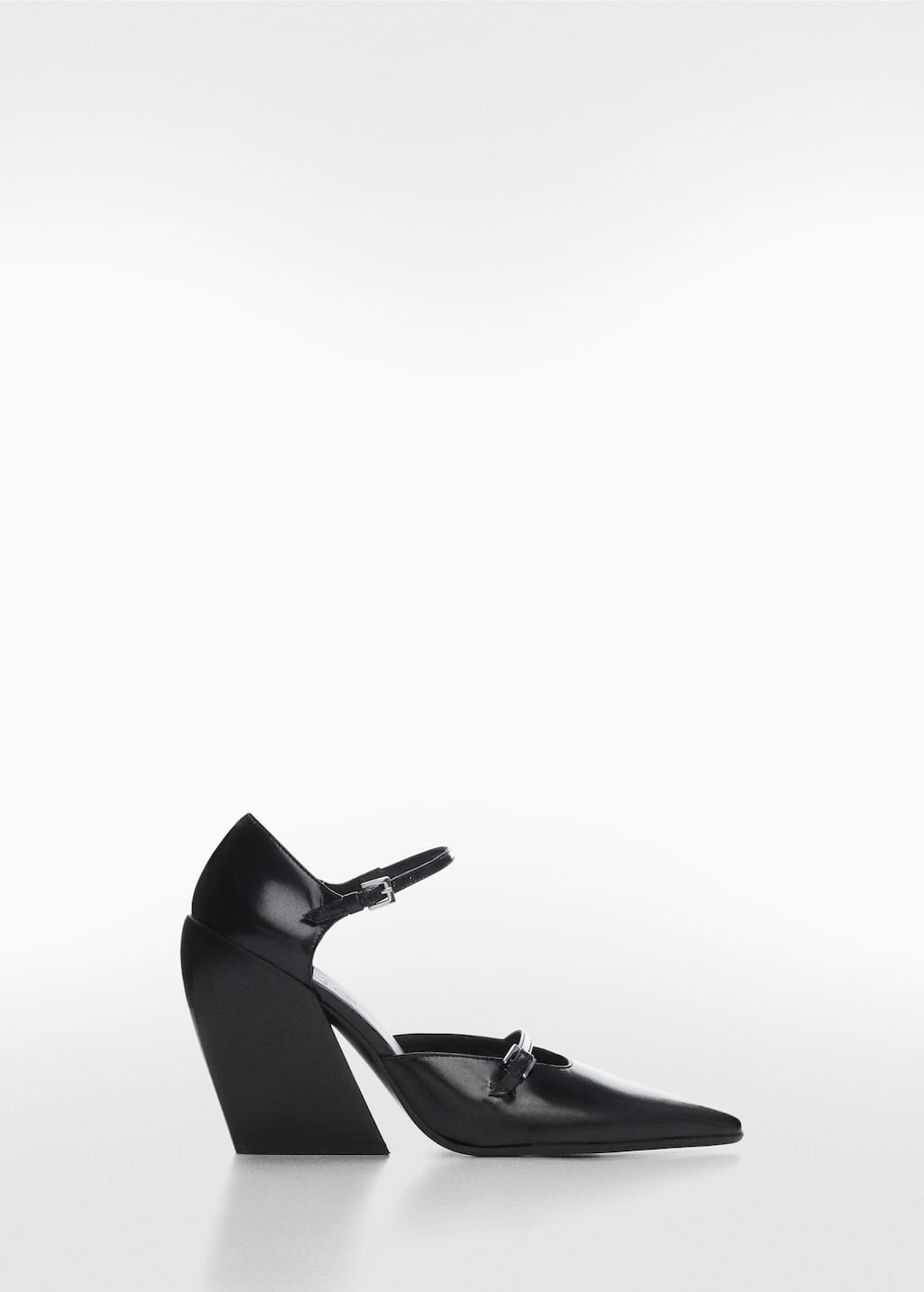 Black block-heeled shoes by Mango