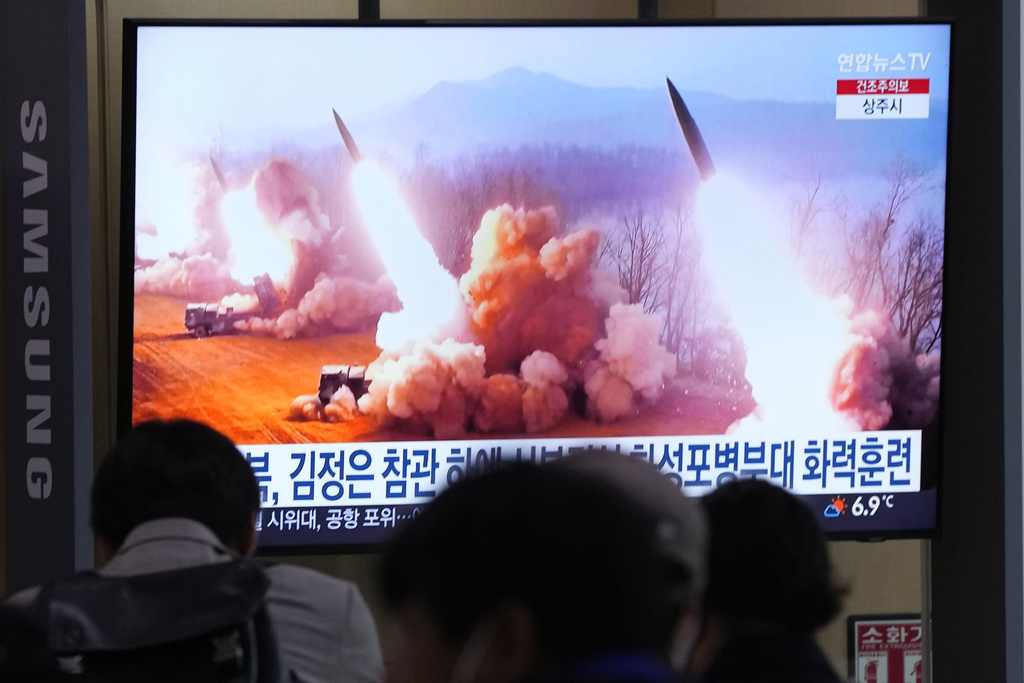 Una pantalla de televisión muestra una imagen del lanzamiento de misiles de Corea del Norte durante un programa de noticias en la estación de tren de Seúl en Seúl, Corea del Sur.