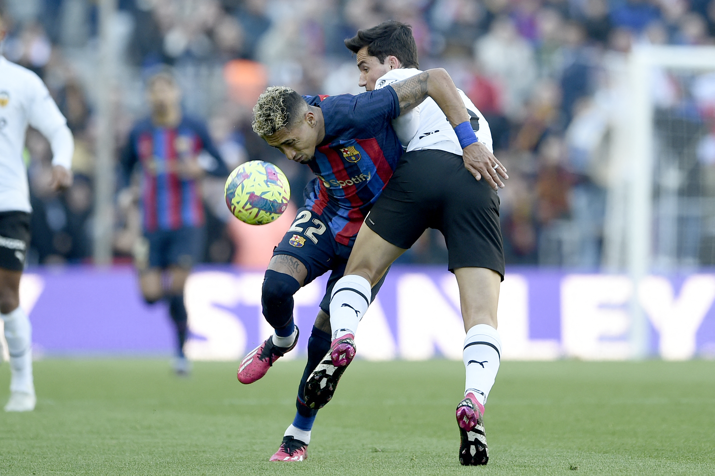 Raphinha and Guillamón dispute for the ball on matchday 24 of the League.