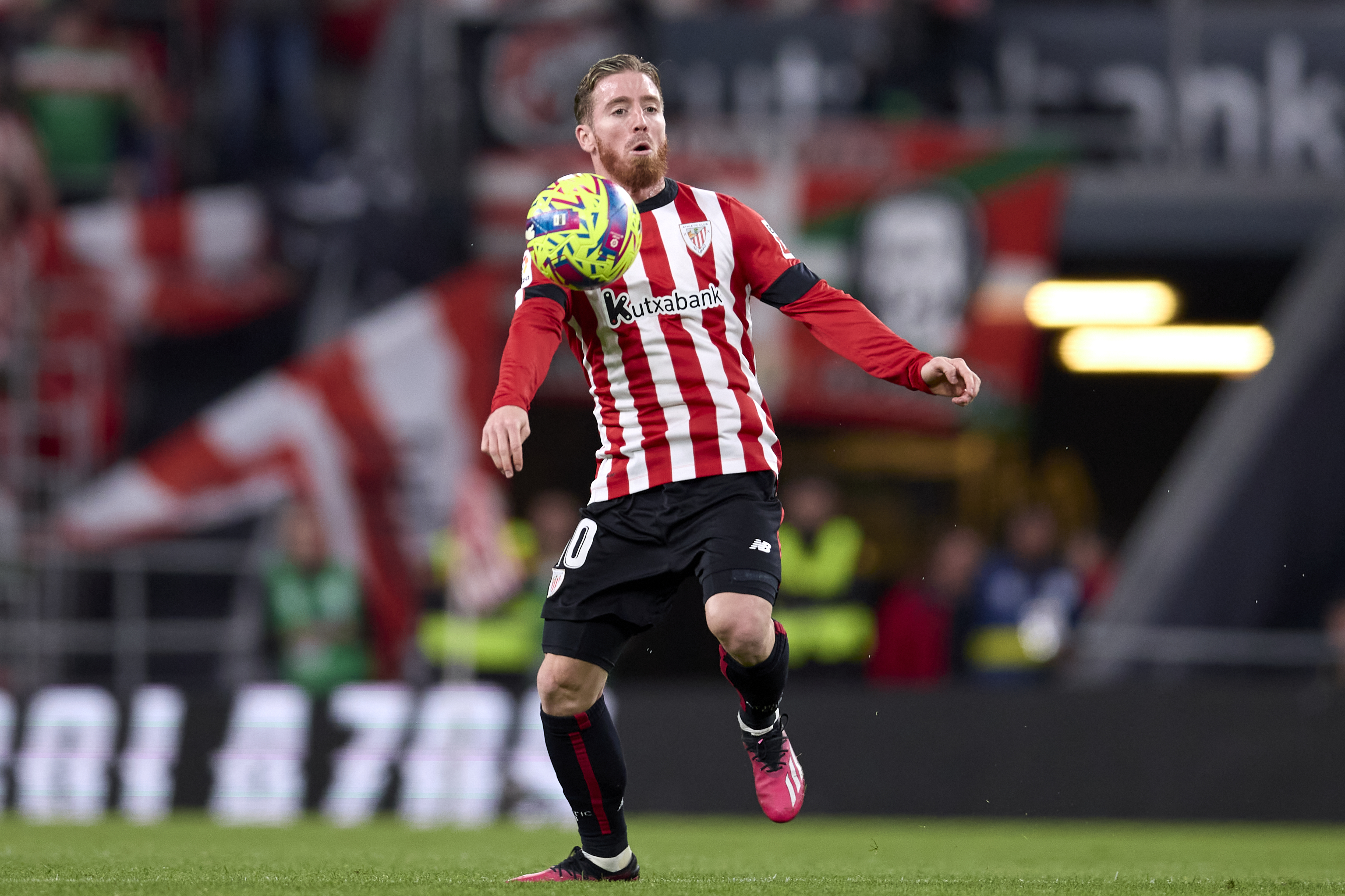 Iker Muniain controls a ball during the Athletic-Barça match.