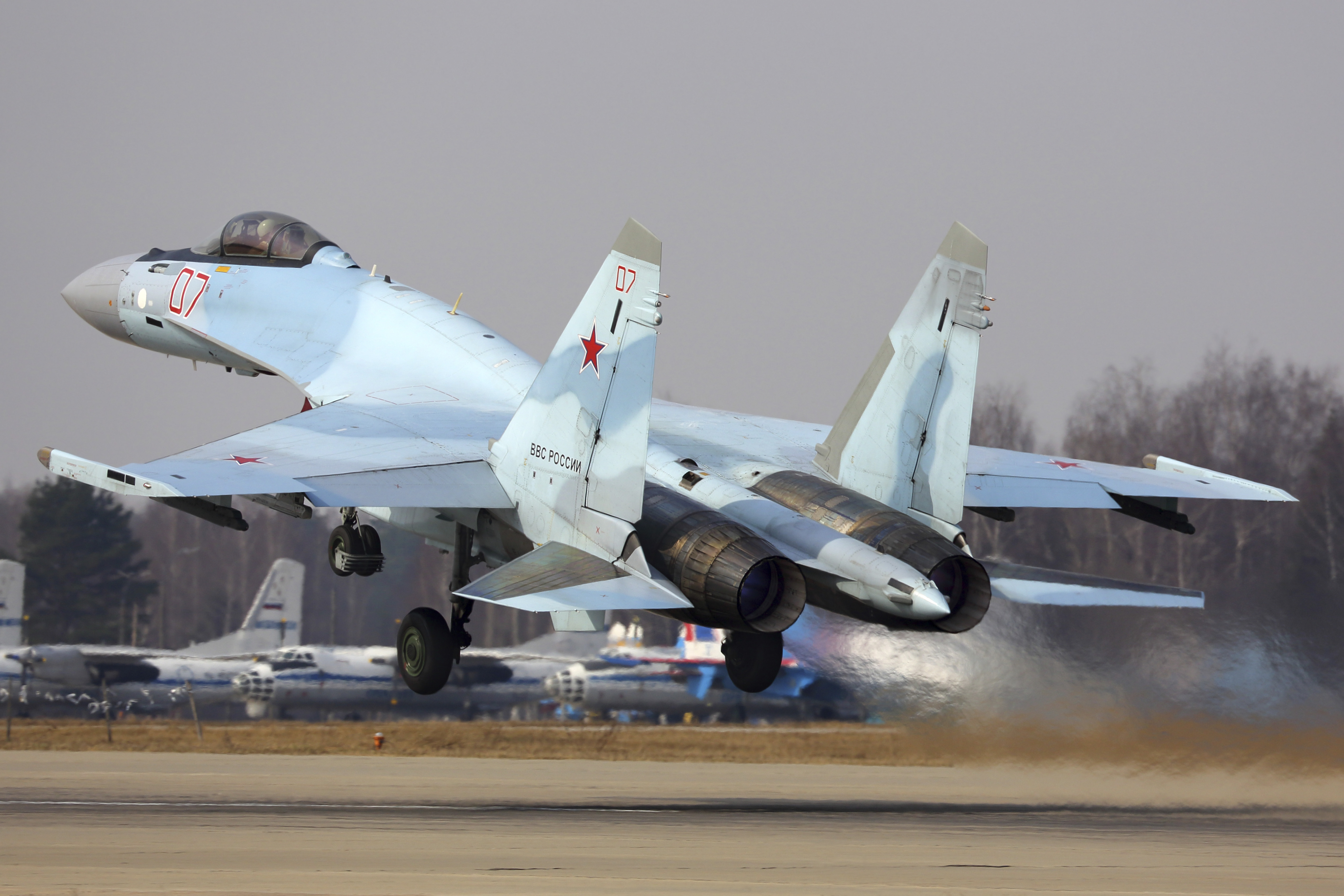 Avión de combate Su-35S de la Fuerza Aérea rusa despegando.