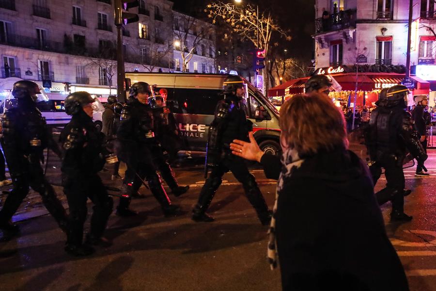 Antidisturbios en las calles de París este 18 de marzo.