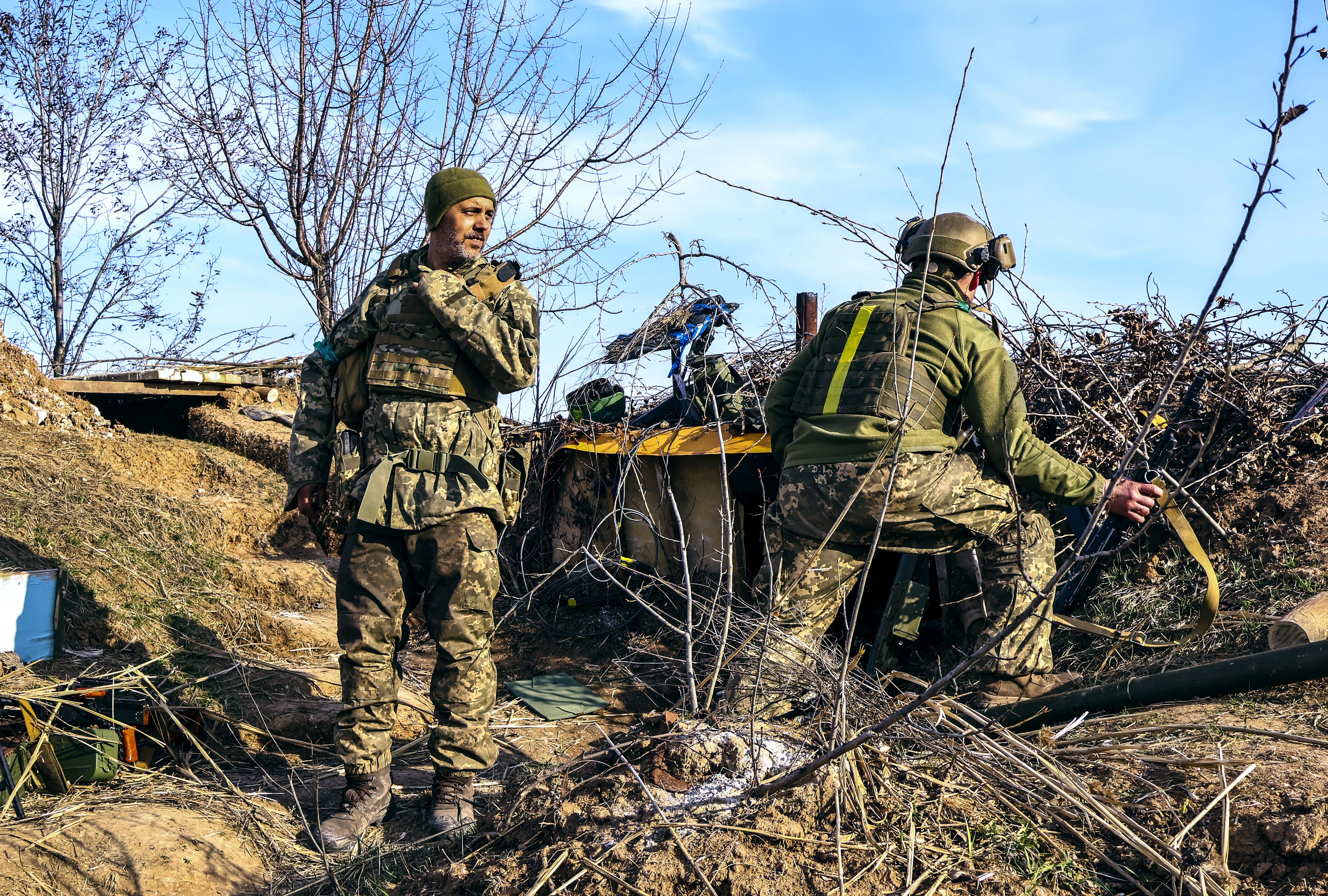 Soldados ucranianos desplegados en Bajmut.