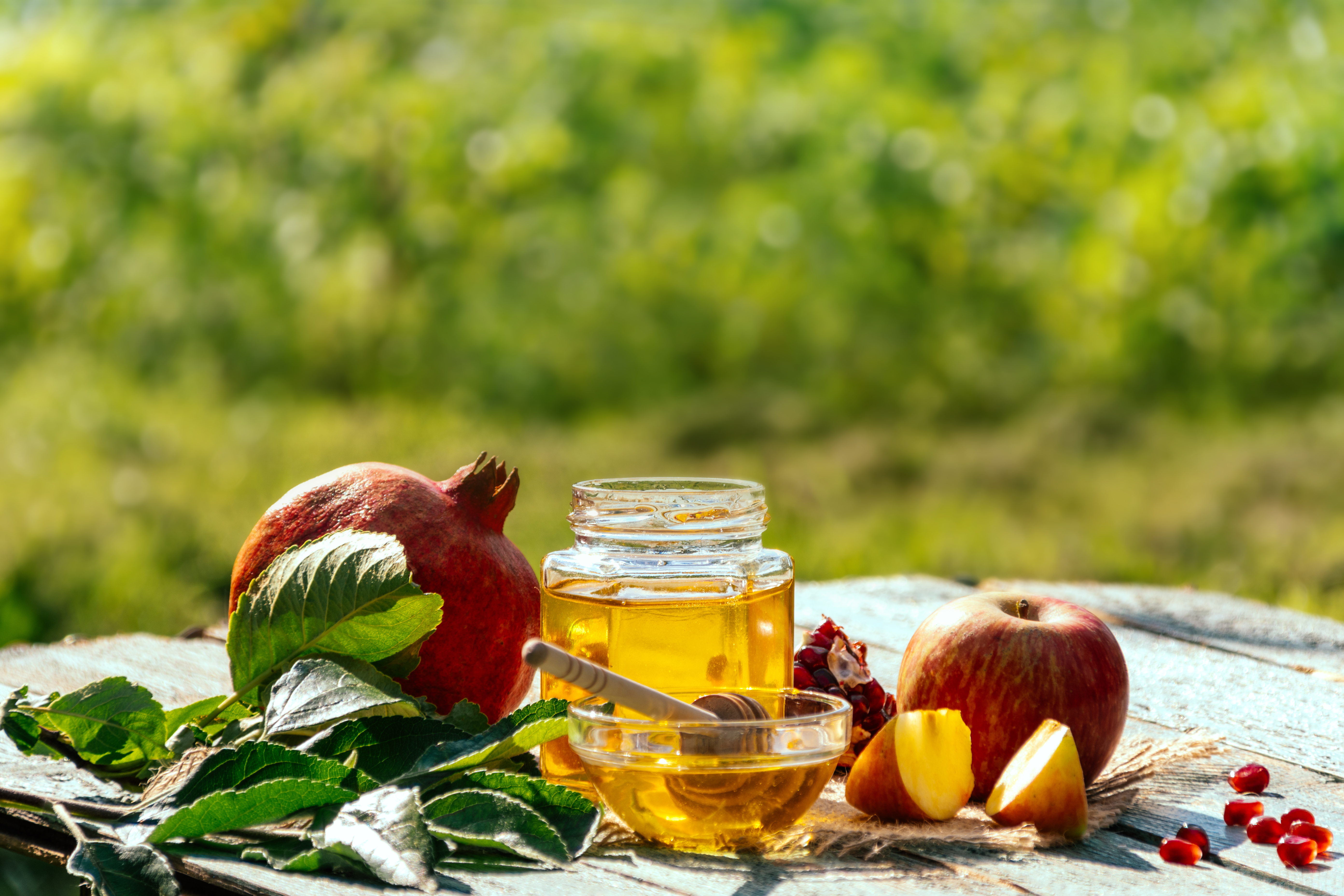 Durante el Año Nuevo judío suelen ingerirse alimentos como manzanas bañadas en miel, pescado y granadas.