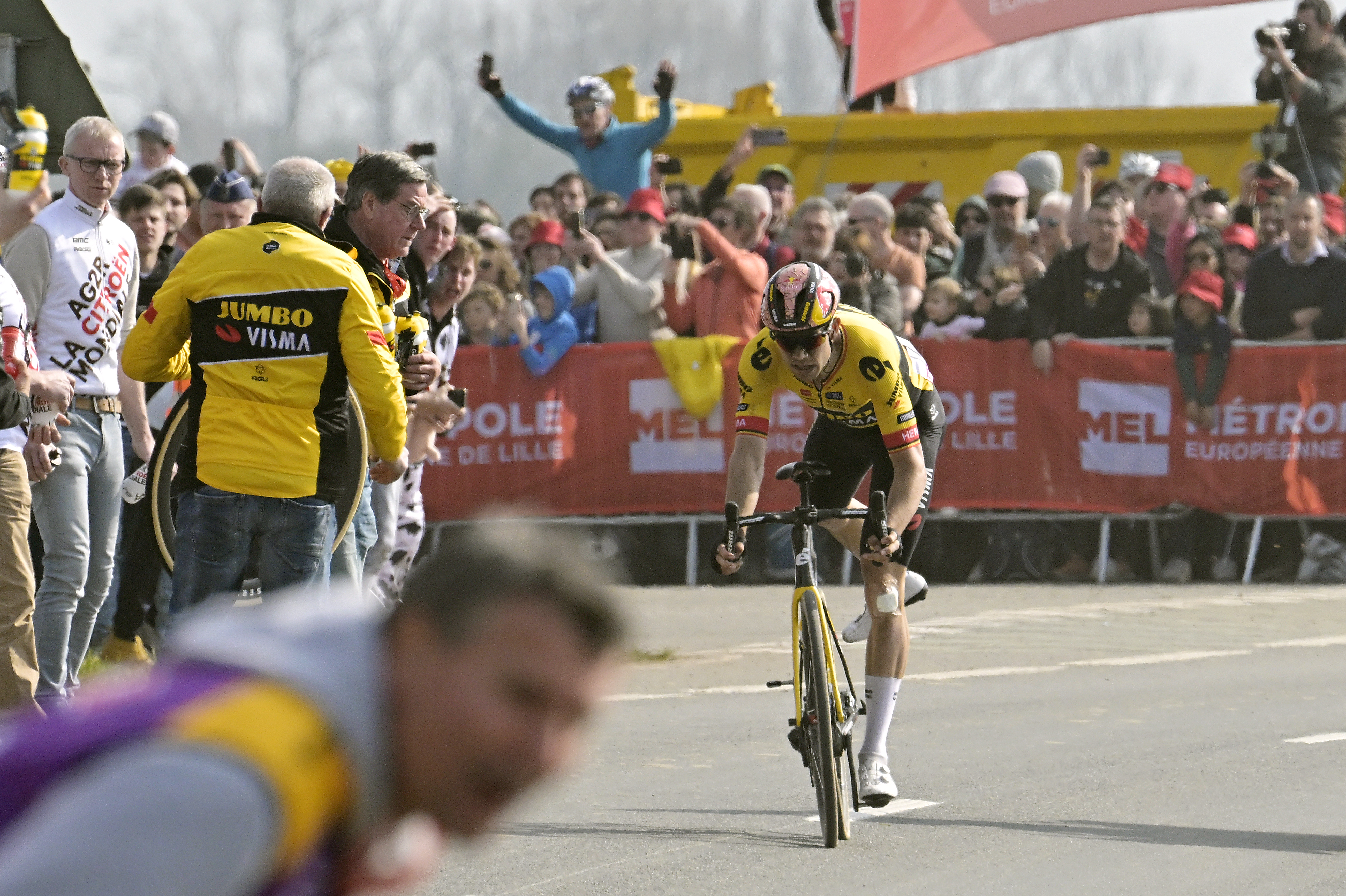 Wout Van Aert cambia su bicicleta tras un pinchazo.