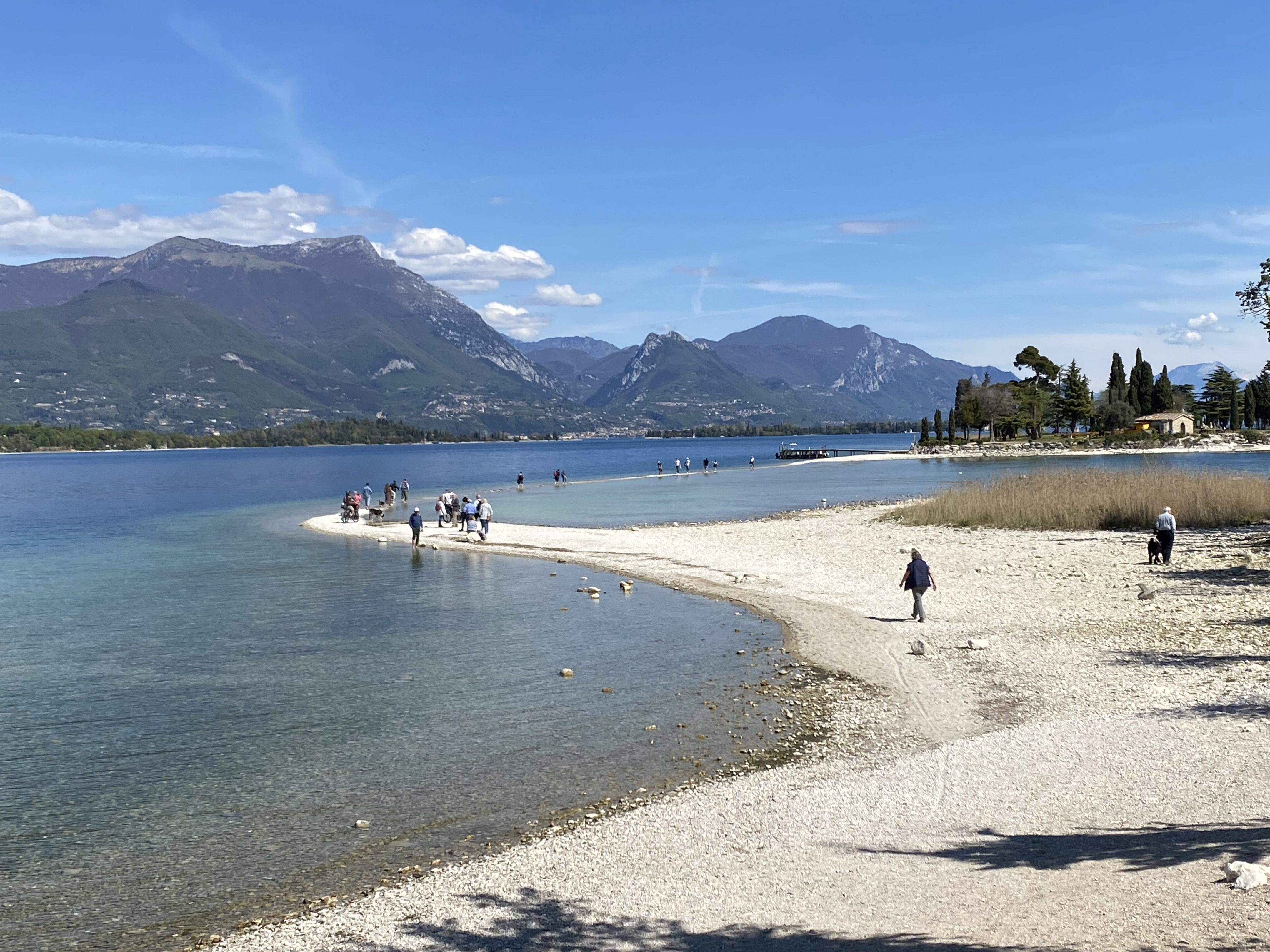 Vista del lago di Garda, afectado por la sequía en el río Po.
