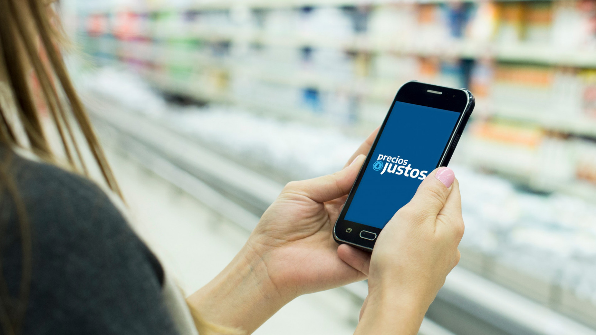 Precios Justos fija los precios de 2.000 productos de primera necesidad y se usa una app del móvil para ello.