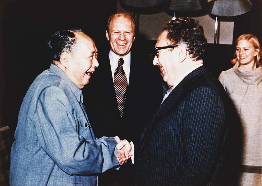 Mao Zedong, Henry Kissinger y, al fondo, Gerald Ford, en 1975.