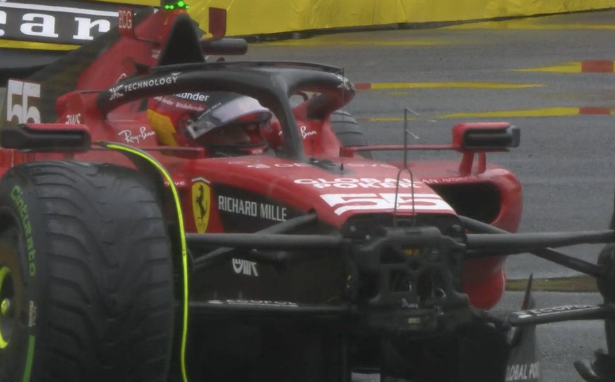 Así ha quedado el morro del Ferrari de Sainz.